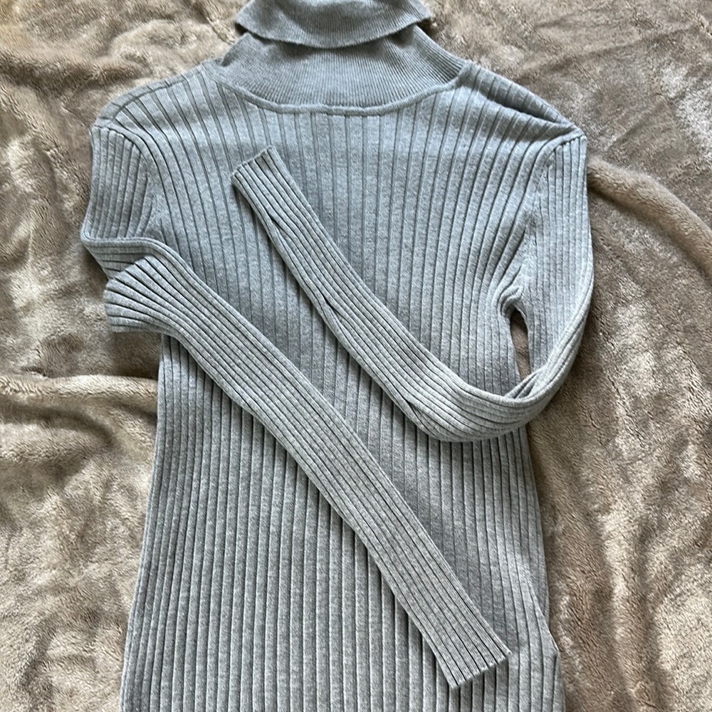Long Neck, Grey long shirt